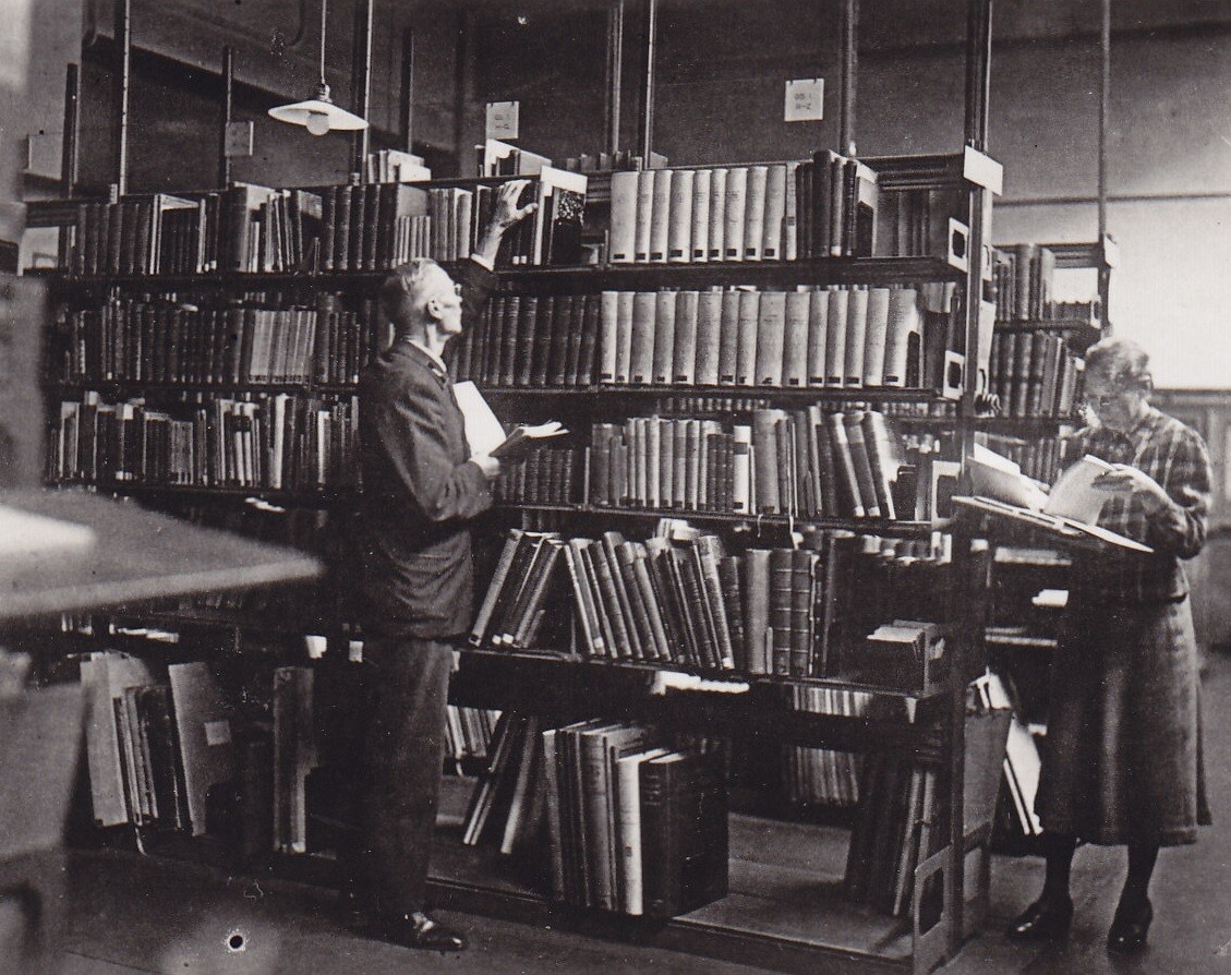 HERR MAJEWSKI UND FRAU SONNEBORN IM BIBLIOTHEKSMAGAZIN DER HAMBURGER KUNSTHALLE um 1940, Hamburger Kunsthalle, Bibliothek, SO-Archiv 222,7, Nr. 2