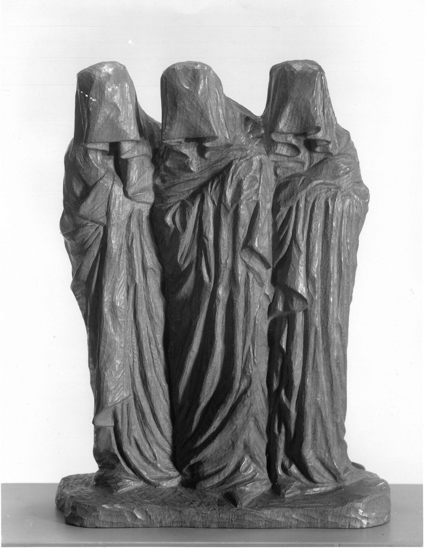 George Minne (1866 - 1941), Drei heilige Frauen (am Grabe) I, 1896, Hamburger Kunsthalle, erworben mit Mitteln der Campe’schen Historischen Kunststiftung, 1948.jpg