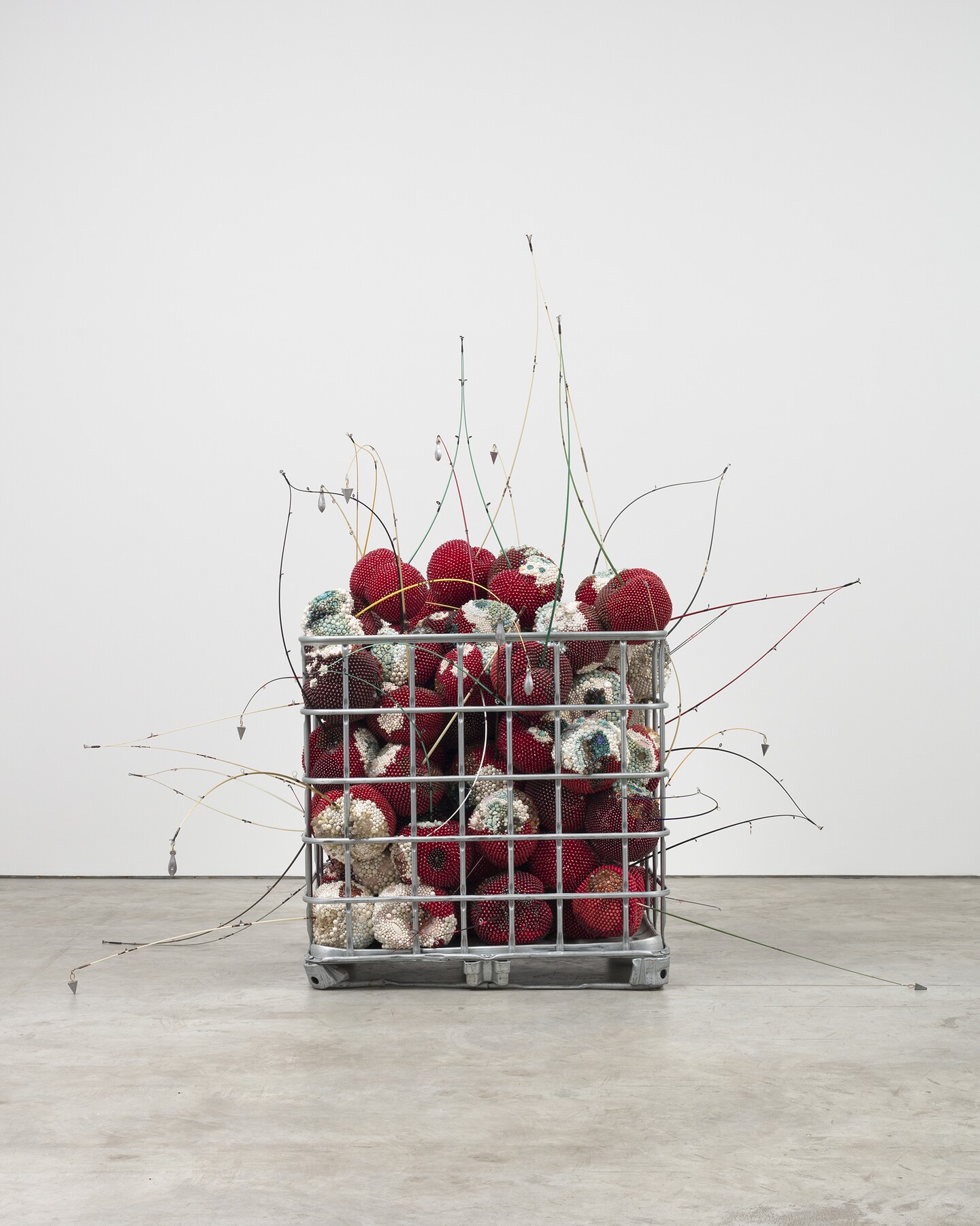 Kathleen Ryan, Bad Cherries, 2021, 250,19 x 254 x 280,67 cm, Private Collection of Timothy C. Headington  © Kathleen Ryan. Courtesy the artist and Karma, Foto: Lance Brewer 