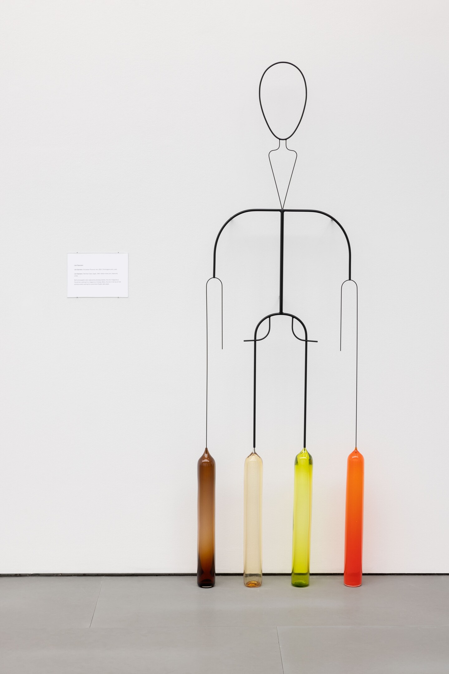 Iman Issa, Lab Operator, 2024, Aus der Serie Doubles: Photograph – (Un)Like (M)Any Other(s), Hamburger Kunsthalle. Dauerleihgabe der Stiftung Hamburger Kunstsammlungen | On permanent loan from the Stiftung Hamburger Kunstsammlungen, © Iman Issa, Photo: Andrea Rossetti