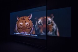 Ho Tzu Nyen (*1976) T for Time (Installationsansicht Singapore Art Museum, 2023), 2023–fortlaufend, © Courtesy of the artist, Kiang Malingue und neugerriemschneider, Foto: Singapore Art Museum