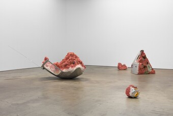 Kathleen Ryan (*1984), Bad Melon, 2020, Installationsansicht in der François Ghebaly Gallery, Los Angeles, 2020 © Kathleen Ryan. Courtesy the artist and and François Ghebaly, Foto: Jeff McLane