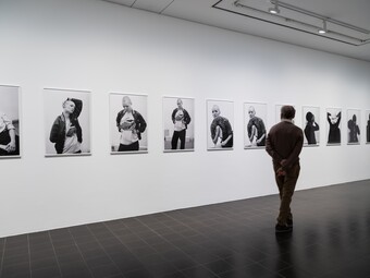 Ausstellungsansicht: Fotos aus der Serie Figur I, II, 2014/2015, von Andrzej Steinbach (*1983), © VG Bild-Kunst, Bonn 2024, Foto: Fred Dott