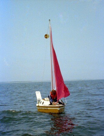 Bas Jan Ader verlässt in seinem Boot Ocean Wave den Hafen in Chatham (Massachusetts) für seine Trilogie In search of the miraculous, 9. Juli 1975 