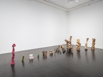 A. R. Penck (1939–2017) 35 Skulpturen, »Mit roter Axt gegen Holz! Modell für Strategie!!«, 1979, Hamburger Kunsthalle. Schenkung von Susanne & Michael Liebelt 2025 © Hamburger Kunsthalle / bpk © VG Bild-Kunst, Bonn 2025 Foto: Fred Dott A. R. Penck (1939–2017) 35 Skulpturen, »Mit roter Axt gegen Holz! Modell für Strategie!!«, 1979, Hamburger Kunsthalle. Schenkung von Susanne & Michael Liebelt 2025 © Hamburger Kunsthalle / bpk © VG Bild-Kunst, Bonn 2025 Foto: Fred Dott