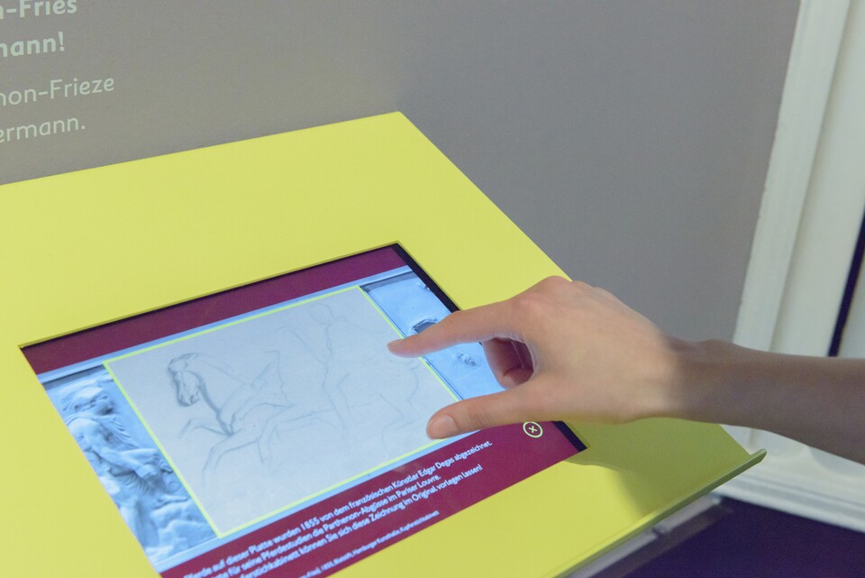 Multimediastation zum Thema »Ausstellen – Gipskopien«, © Hamburger Kunsthalle Foto: Kay Riechers Die Mutimediastation befindet sich dauerhaft im Café DAS LIEBERMANN