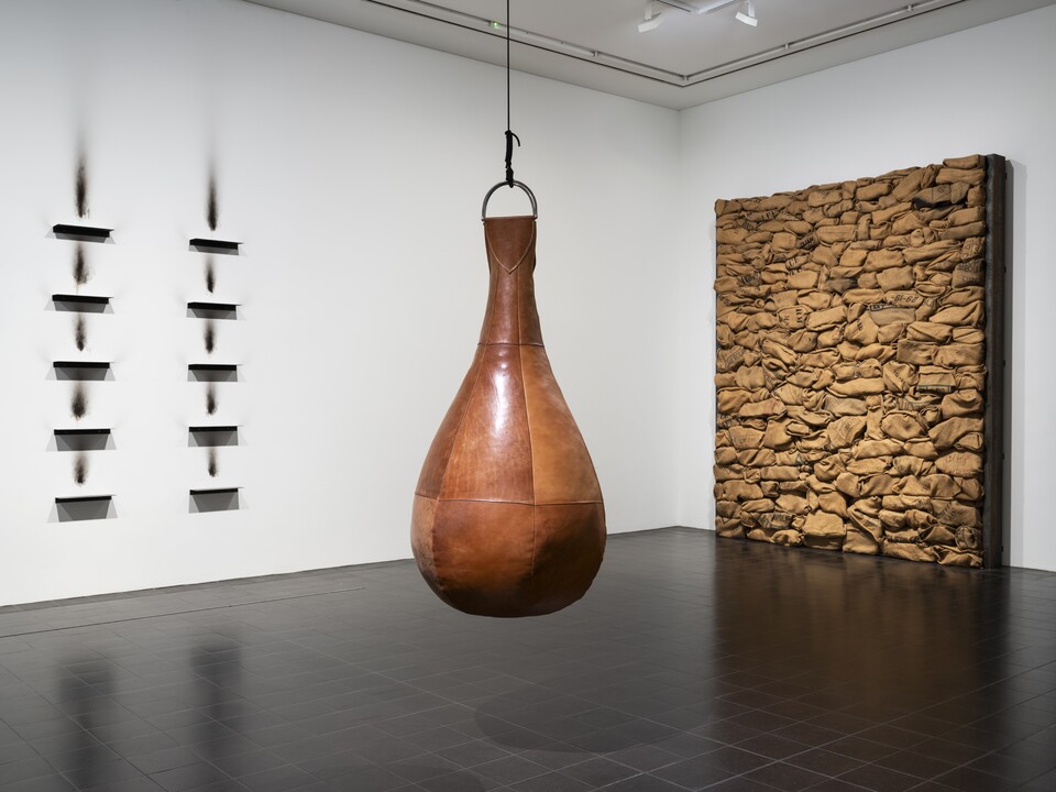 Ausstellungsansicht: Demolition Ball / Cassius Clay, 2011, von Alexandra Bircken (*1967) [mittig] und Werke von Jannis Kounellis (1936–2017), jeweils Ohne Titel, © Beide: VG Bild-Kunst, Bonn 2024, Foto: Fred Dott