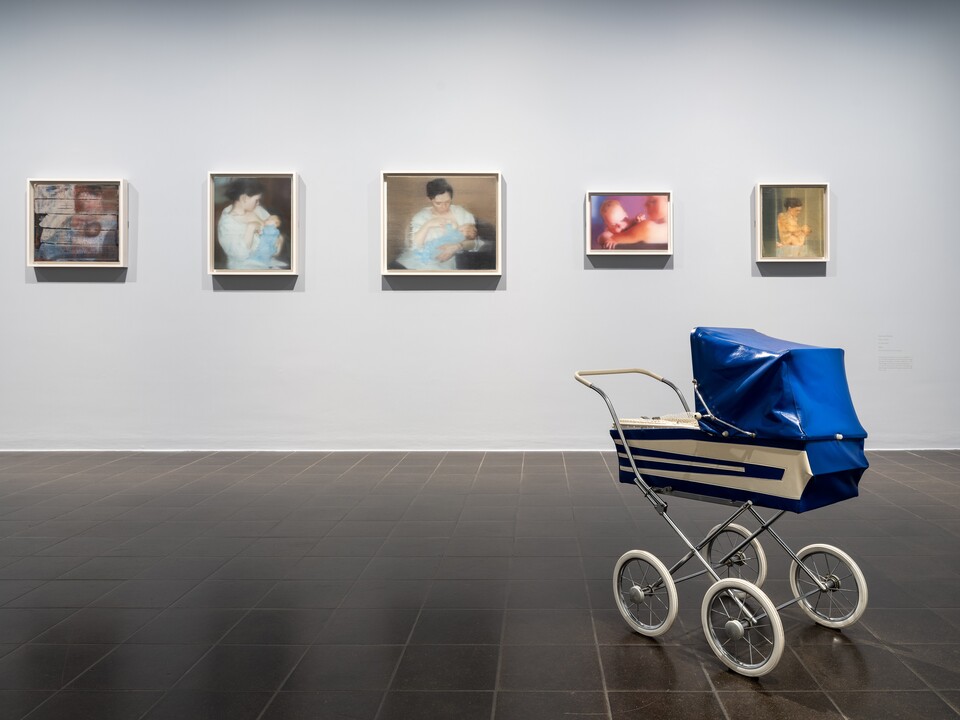 Ausstellungsansicht: Gemälde der Serie S. mit Kind, 1995, von Gerhard Richter (*1932) und das Werk Vogelfalle, 2001, von Andreas Slominski (*1959), © Gerhard Richter 2024 (28102024), © Andreas Slominski, Foto: Fred Dott