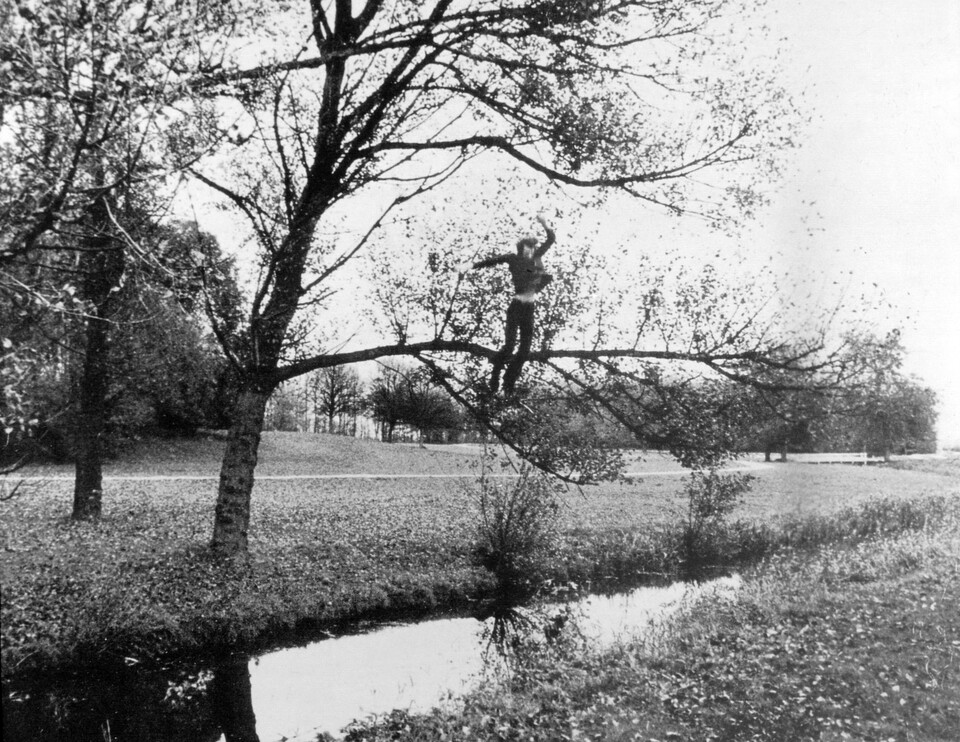 Bas Jan Ader (1942–1975), Broken fall (organic), Amsterdamse Bos, Holland, 1971, © The Estate of Bas Jan Ader / Mary Sue Ader Andersen / VG Bild-Kunst, Bonn 2024 Courtesy of Meliksetian | Briggs, Dallas