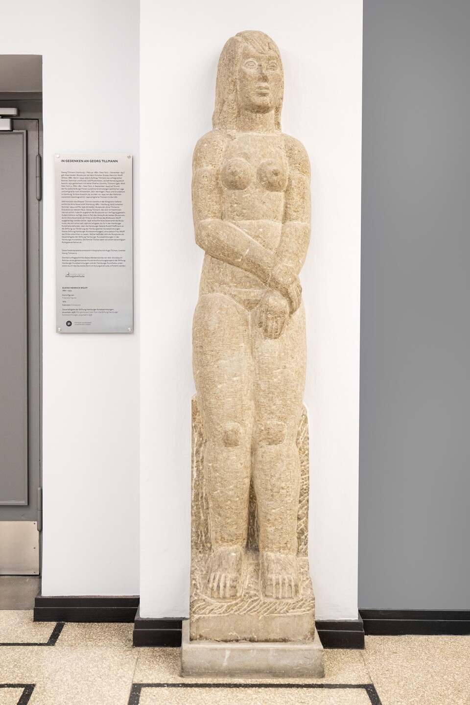 Die linke der beiden Kaminfiguren von Gustav Heinrich Wolff (1986– 1934) im Hubertus-Wald-Forum der Hamburger Kunsthalle © Hamburger Kunsthalle, Foto: Romanus Fuhrmann