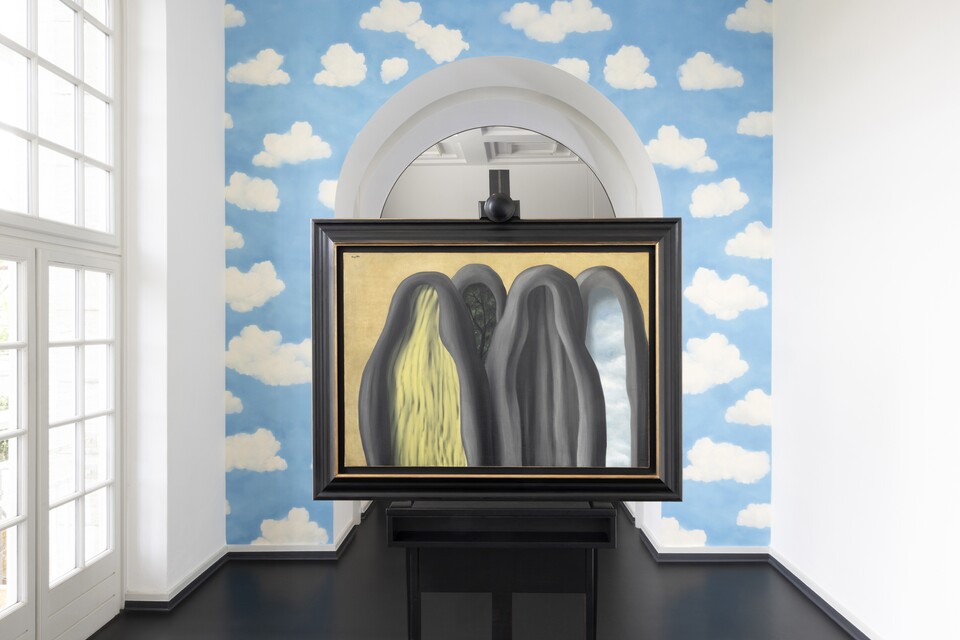 Das Gemälde Le Palais de Rideaux, 1928 von René Magritte (1898–1967) inszeniert fotografiert in zwei verschiedenen Kontexten der Ausstellung ‚Rendezvous der Träume. Surrealismus und deutsche Romantik‘ (bis 12. Oktober 2025).