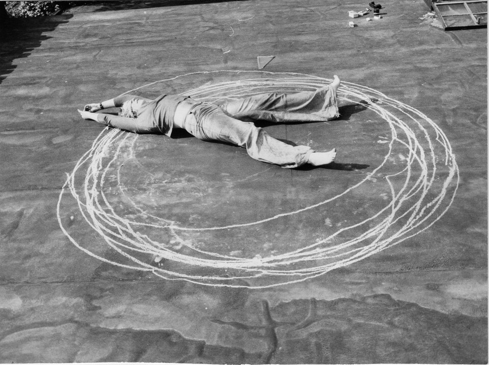 Hilka Nordhausen, Ohne Titel (Kreidekreis), Detail aus der Fotosequenz, 1974, © ARCHIV Hilka Nordhausen