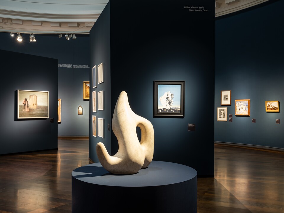 Installationsansicht »Rendezvous der Träume. Surrealismus und deutsche Romantik«, Hamburger Kunsthalle 2025, Foto: Fred Dott