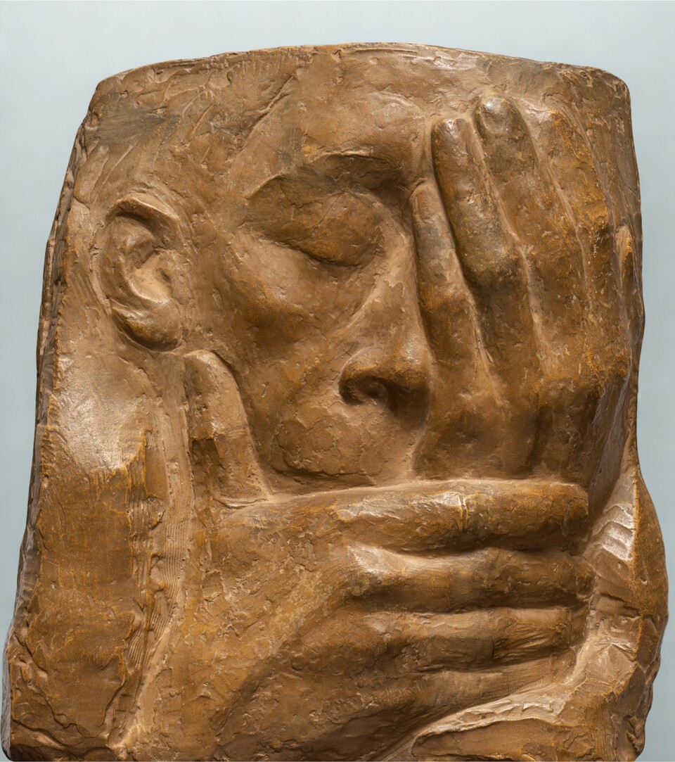 Käthe Kollwitz, Die Klage, 1938/39, Stucco, 27,8 x 26,4 x 9,9 cm, © Hamburger Kunsthalle / bpk Foto: Christoph Irrgang