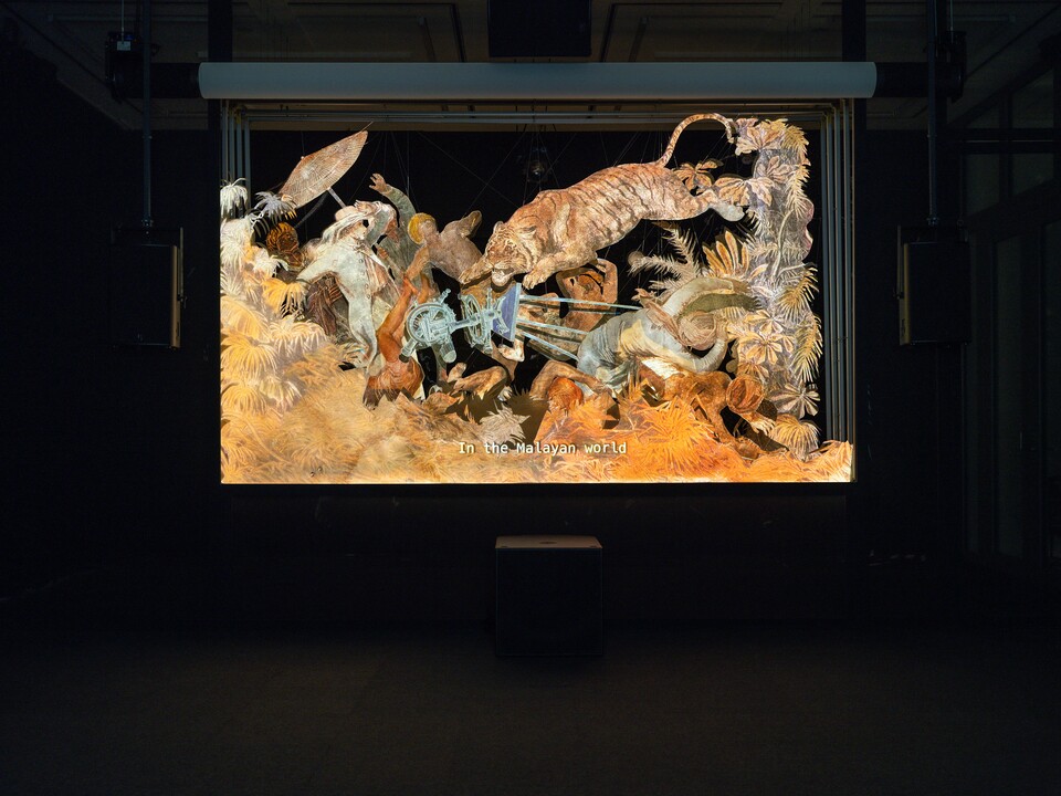 Ho Tzu Nyen (*1976), One or Several Tigers (Installationsansicht, Hamburger Kunsthalle, 2025–2026), 2017, © Victor&amp;Simon – Grégoire d’Ablon Courtesy of the artist, Kiang Malingue und neugerriemschneider, Foto: Fred Dott