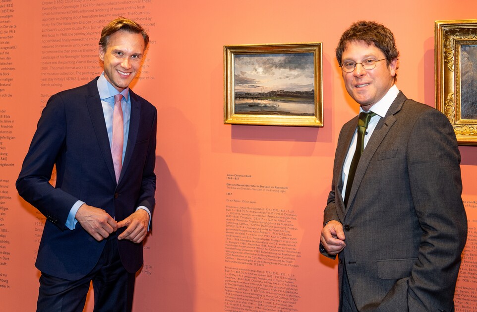 Dr. Stefan Körner, Vorstand der Cottbusser Stiftung Fürst-Pückler-Museum Park und Schloss Branitz (links) mit Prof. Dr. Alexander Klar, Direktor der Hamburger Kunsthalle, bei der offiziellen Übergabe des Gemäldes Elbe und Neustädter Ufer in Dresden im Abendlicht (1837) von J. C. Dahl Foto: Romanus Fuhrmann Dr. Stefan Körner, Vorstand der Cottbusser Stiftung Fürst-Pückler-Museum Park und Schloss Branitz (links) mit Prof. Dr. Alexander Klar, Direktor der Hamburger Kunsthalle, bei der offiziellen Übergabe des Gemäldes Elbe und Neustädter Ufer in Dresden im Abendlicht (1837) von J. C. Dahl Foto: Romanus Fuhrmann