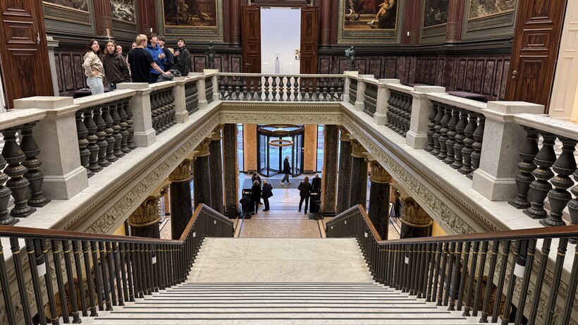 Stille Stunde in der Sammlung der Hamburger Kunsthalle, Treppenhaus und Ausgang