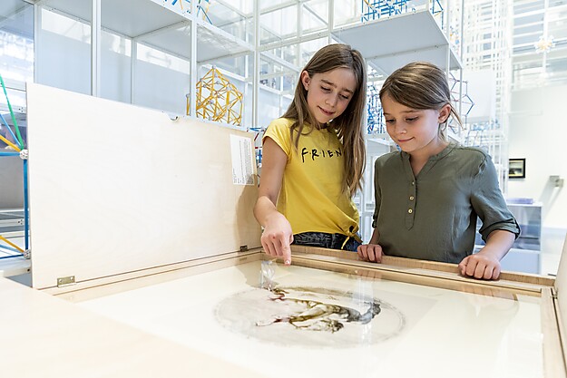 Kinder in der Familienausstellung »Alles im Lot?« im Hamburger Kinderzimmer  mit selbst zu entdeckenden Kunstwerken an der Graphikschublade © Hamburger Kunsthalle, Foto: Fred Dott